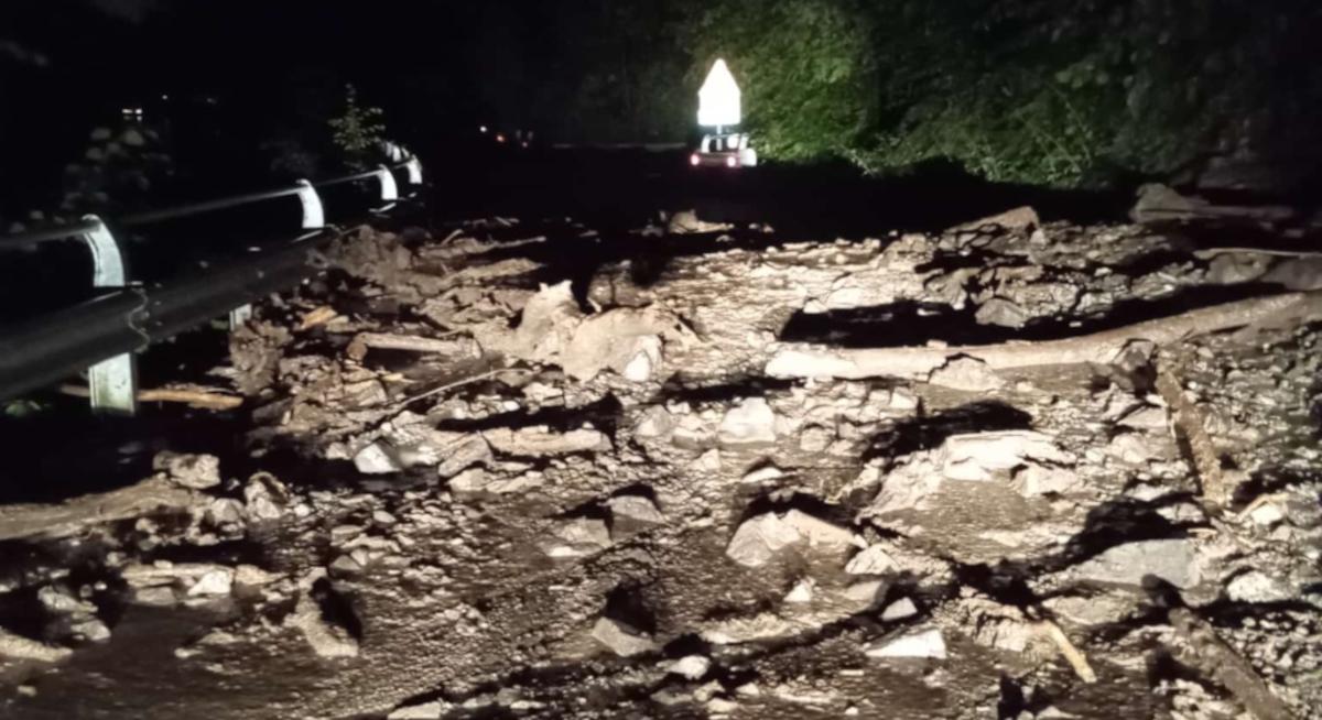 mandello frana nella notte sulla provinciale lariana al moregallo interrotta la lecco bellagio