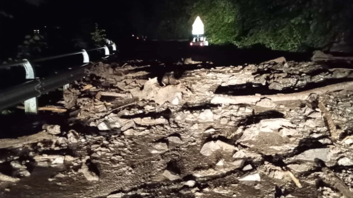 La frana sulla Lecco-Bellagio. Sul posto sono intervenute le squadre dei vigili del fuoco La frana sulla Lecco-Bellagio. Sul posto sono intervenute le squadre dei vigili del fuoco