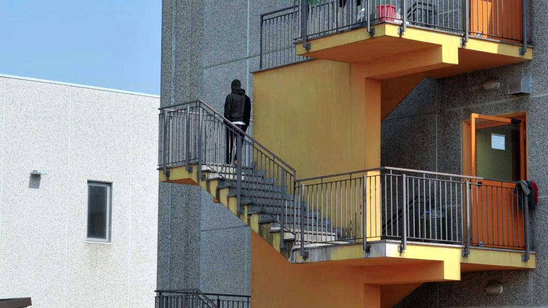 Diciottenne violentata vicino alla stazione, fermato il maliano Harouna Sangare. Aiuto cuoco in un centro per migranti della zona, è rientrato subito dopo il raid. Martedì il test decisivo: profilo genetico sovrapponibile a quello dell’aggressore. .