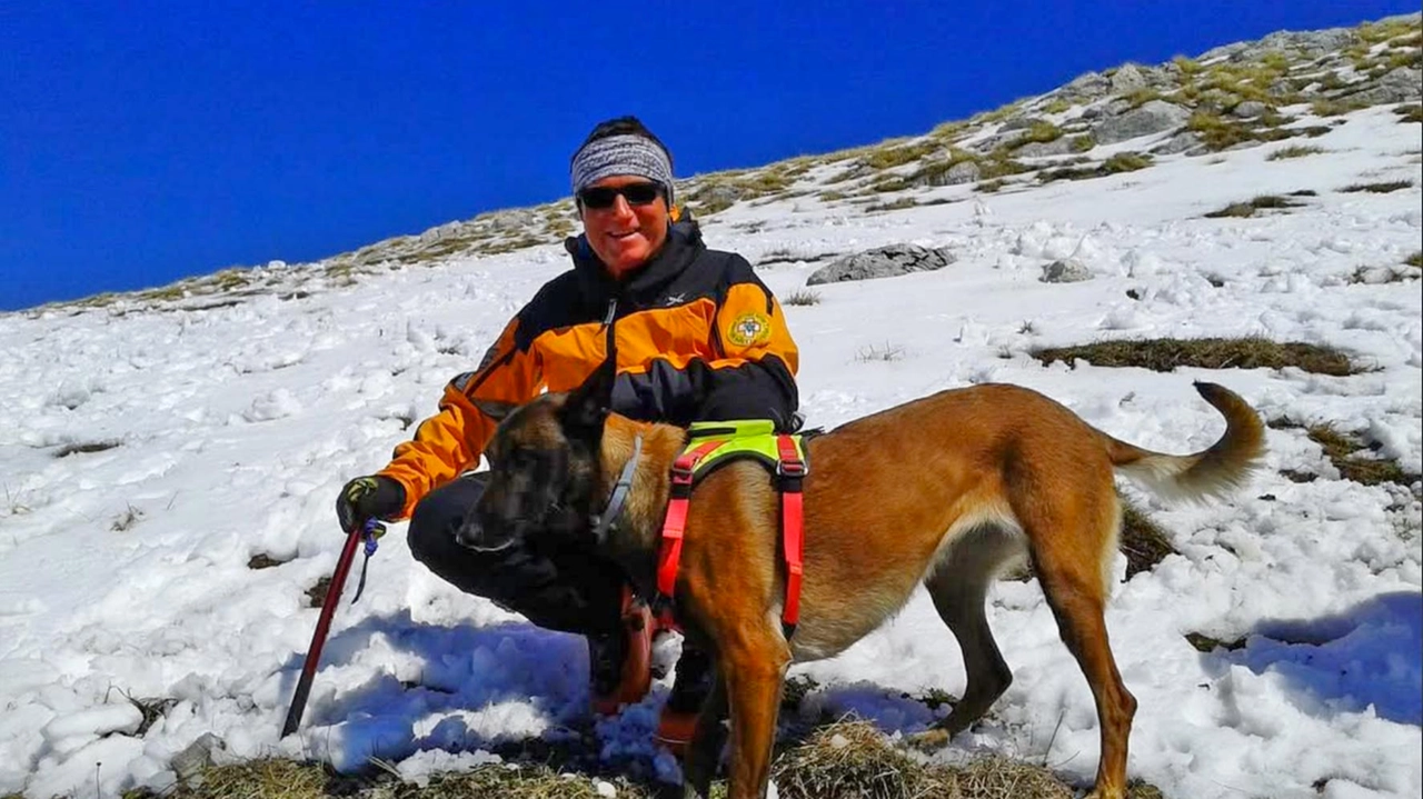Uno scatto di Maurizio Zappa insieme a un soccorritore a quattro zampe (Anp) Uno scatto di Maurizio Zappa insieme a un soccorritore a quattro zampe (Anp)