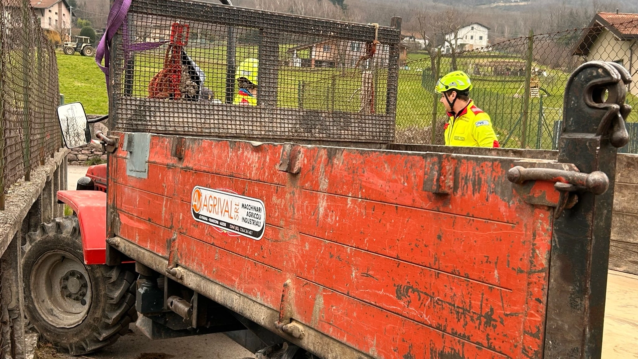 Tragedia a Darfo Boario Terme: uomo trovato morto sotto un trattore ribaltato Tragedia a Darfo Boario Terme: uomo trovato morto sotto un trattore ribaltato