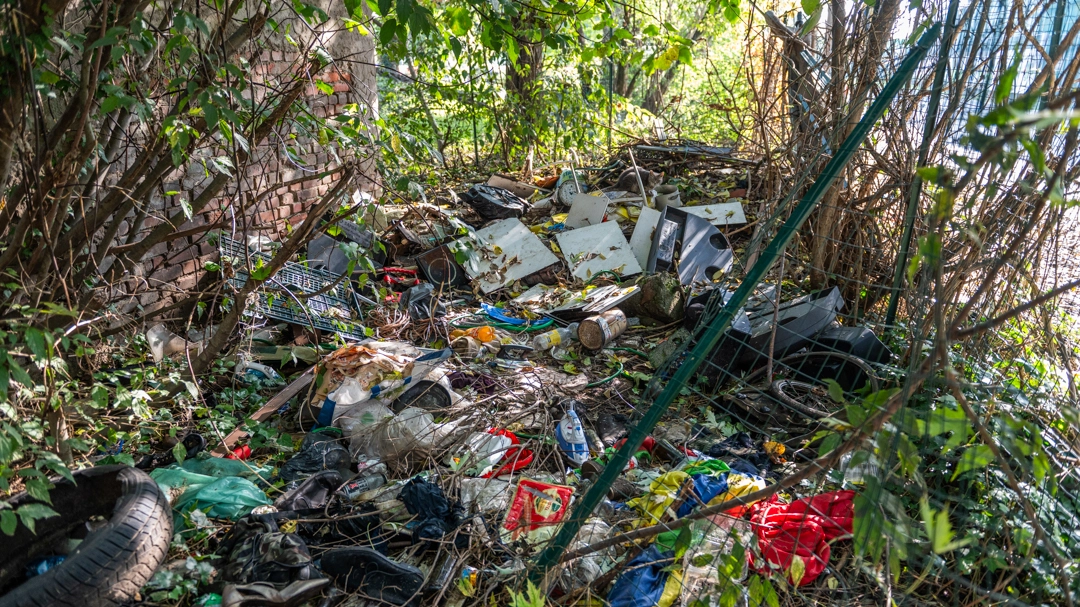 I rifiuti nell’area di fianco al parcheggio dove si sono spostati alcuni abusivi