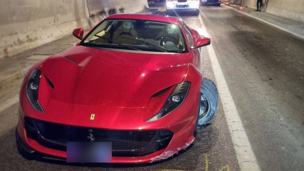 La Ferrari danneggiata dopo l'incidente in galleria La Ferrari danneggiata dopo l'incidente in galleria