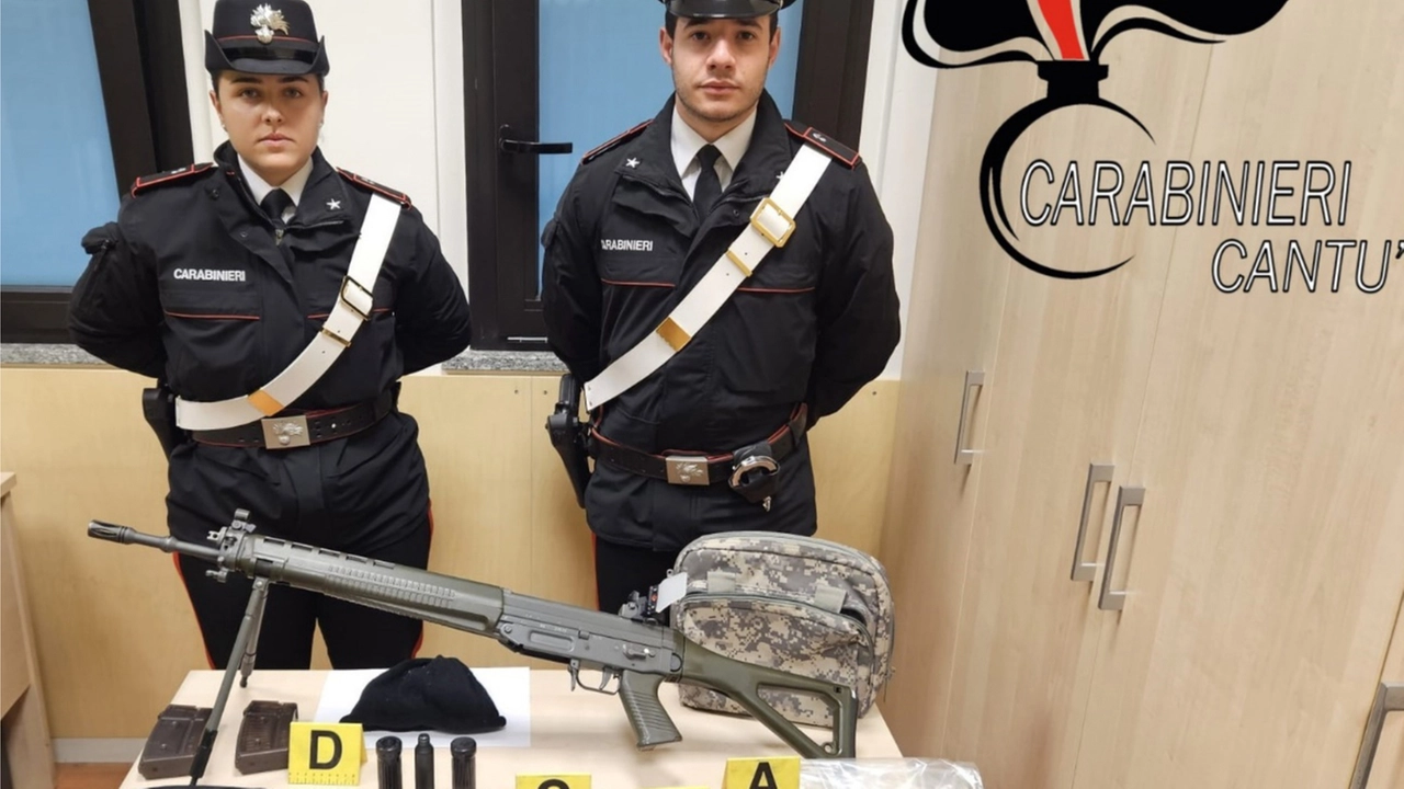 I carabinieri con le armi sequestrate I carabinieri con le armi sequestrate