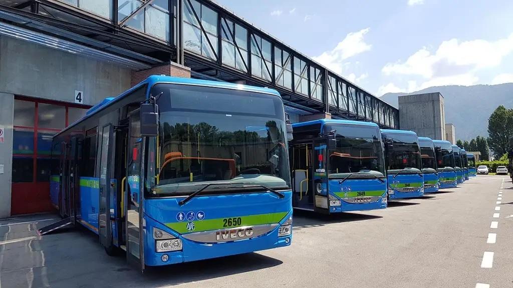 il bus di linea a como si prenota e arriva a domicilio ecco il nuovo servizio flex di asf