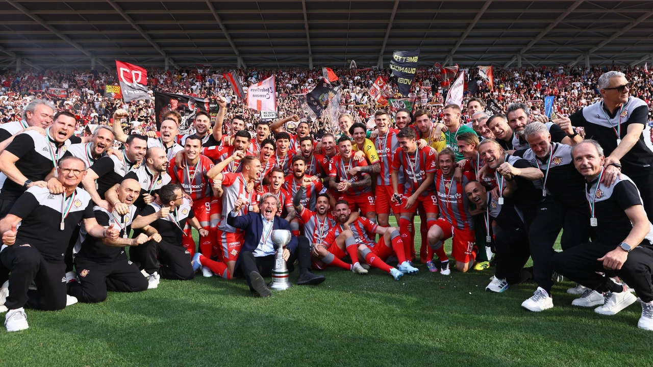 La Cremonese festeggia il ritorno in Serie A con i tifosi allo stadio Zini. Stroppa e Vazquez al centro del futuro del club. La Cremonese festeggia il ritorno in Serie A con i tifosi allo stadio Zini. Stroppa e Vazquez al centro del futuro del club.