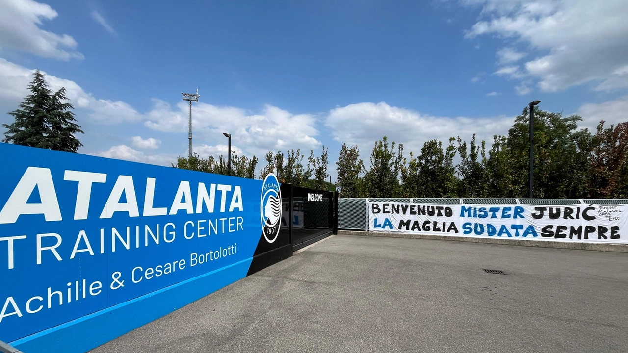 All'esterno del centro sportivo di Zingonia i tifosi omaggiano Juric, il nuovo allenatore dell'Atalanta con uno striscione. Bergamo, 7 giugno 2025. ANSA / MICHELE MARAVIGLIA