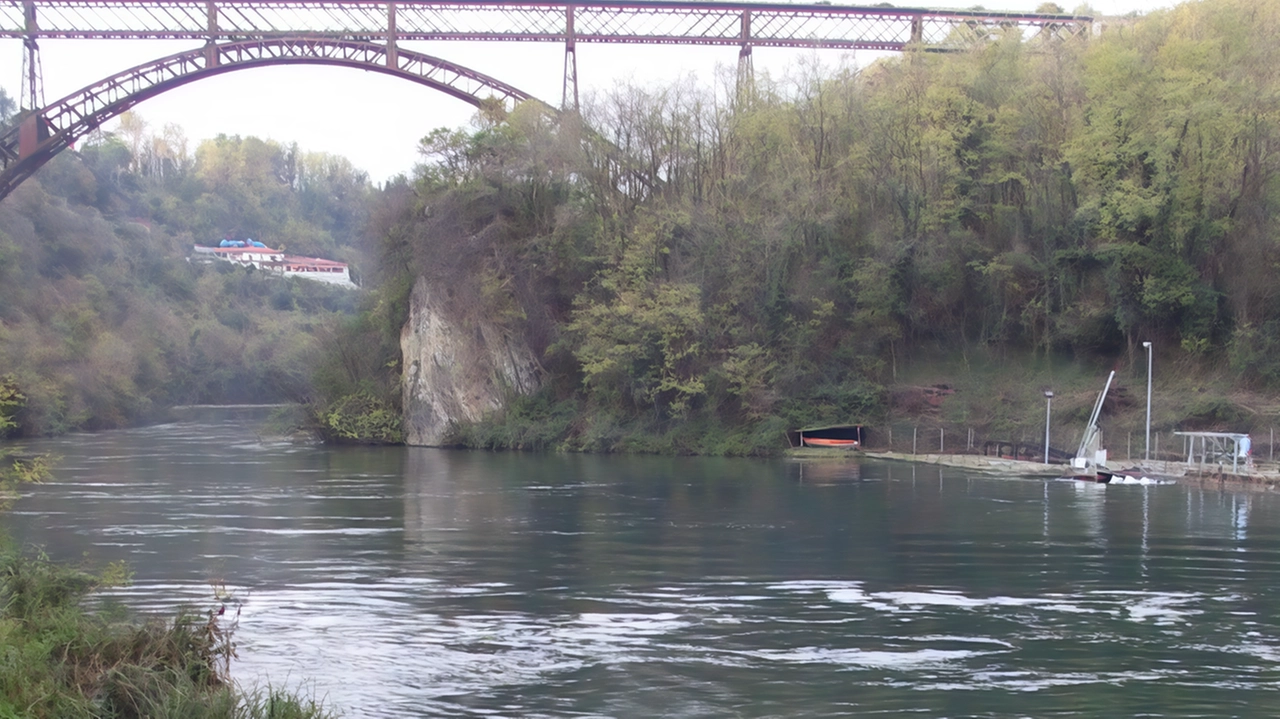 Nell’ultima settimana due persone si sono gettate nel vuoto dal parapetto del ponte San Michele Nell’ultima settimana due persone si sono gettate nel vuoto dal parapetto del ponte San Michele