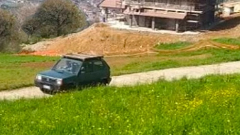 Bergamo, distrazione fatale: l’anziano aveva parcheggiato il mezzo in discesa senza freno a mano. A trovare il corpo incastrato sotto la vettura è stata la figlia