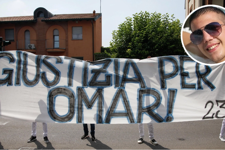 I parenti e amici di Omar Bassi chiedono giustizia: lo striscione esposto al funerale 23enne bollatese