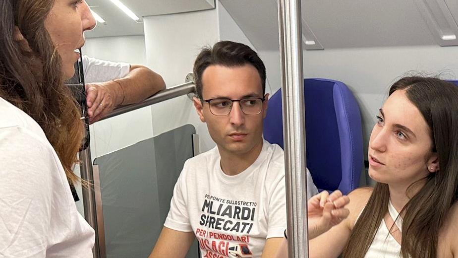 odissea sulla milano pavia la rabbia di giulia studentessa di 22 anni quasi due ore di treno per arrivare a voghera