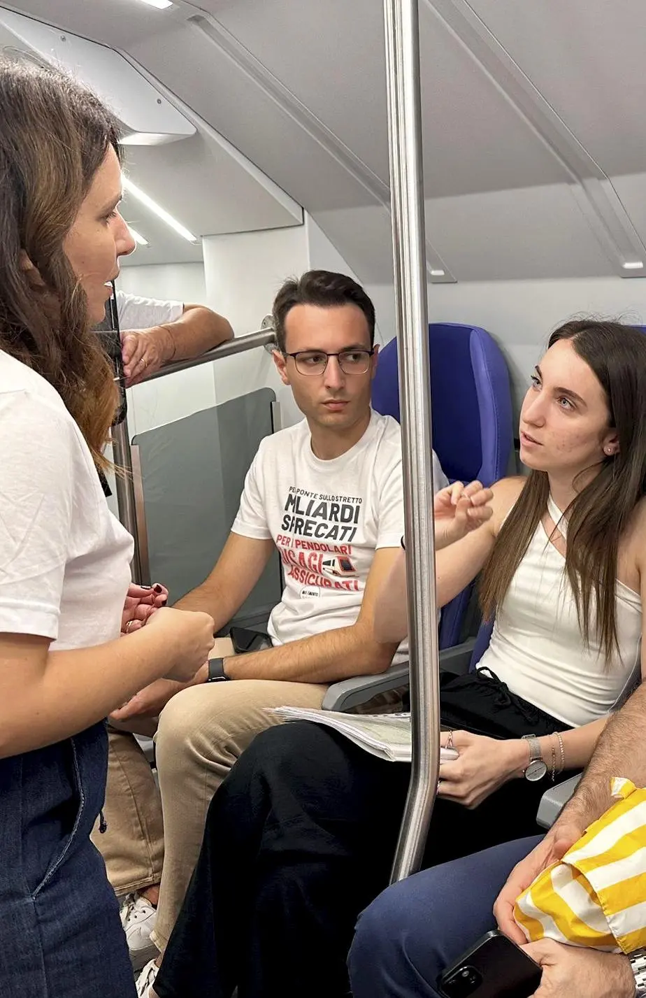 Odissea sulla Milano-Pavia. La rabbia di Giulia, studentessa di 22 anni: “Quasi due ore di treno per arrivare a Voghera”