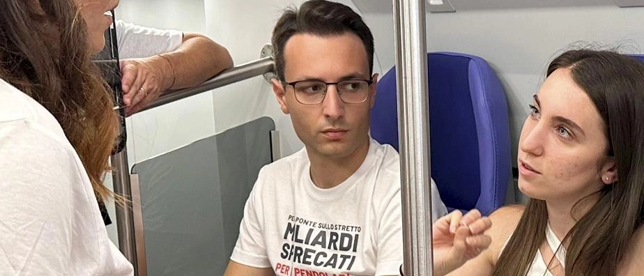 Odissea sulla Milano-Pavia. La rabbia di Giulia, studentessa di 22 anni: “Quasi due ore di treno per arrivare a Voghera”