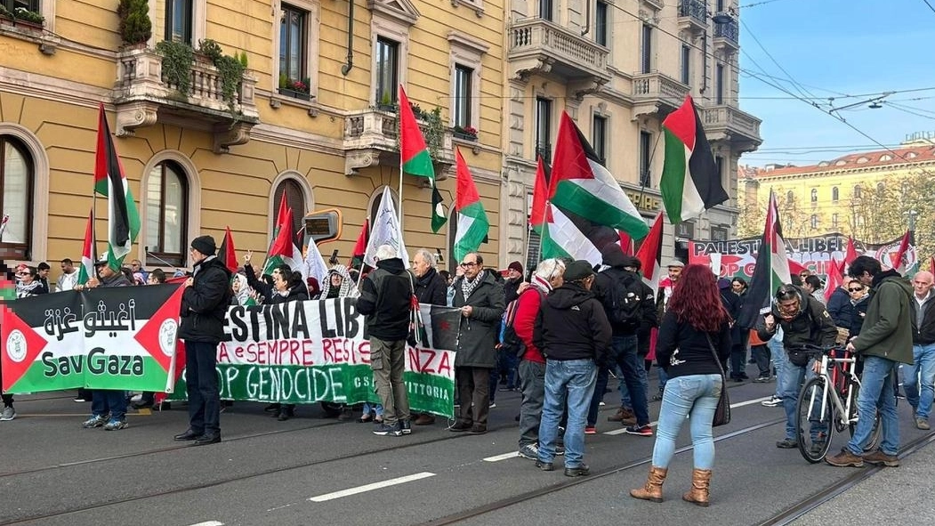 Un momento del corteo da Cadorna a Porta Genova Flash mob contro McDonald’s a Cairoli Un momento del corteo da Cadorna a Porta Genova Flash mob contro McDonald’s a Cairoli