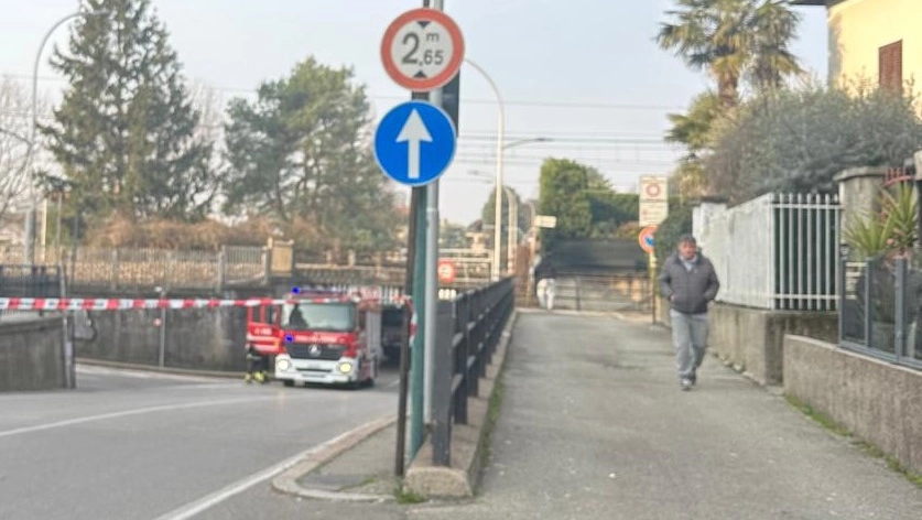 I vigili del fuoco in azione in via Marconi per "disincagliare" il mezzo rimasto incastrato nel sottopasso I vigili del fuoco in azione in via Marconi per "disincagliare" il mezzo rimasto incastrato nel sottopasso