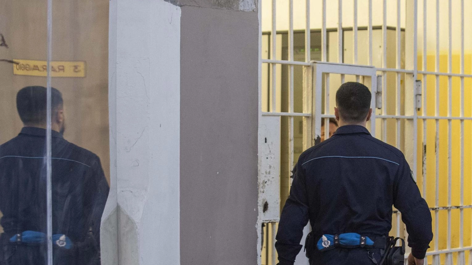 Torre del Gallo, il detenuto si sarebbe scagliato contro gli agenti di polizia penitenziaria che lo stavano accompagnando in infermeria per farlo medicare dopo la lite con un altro recluso