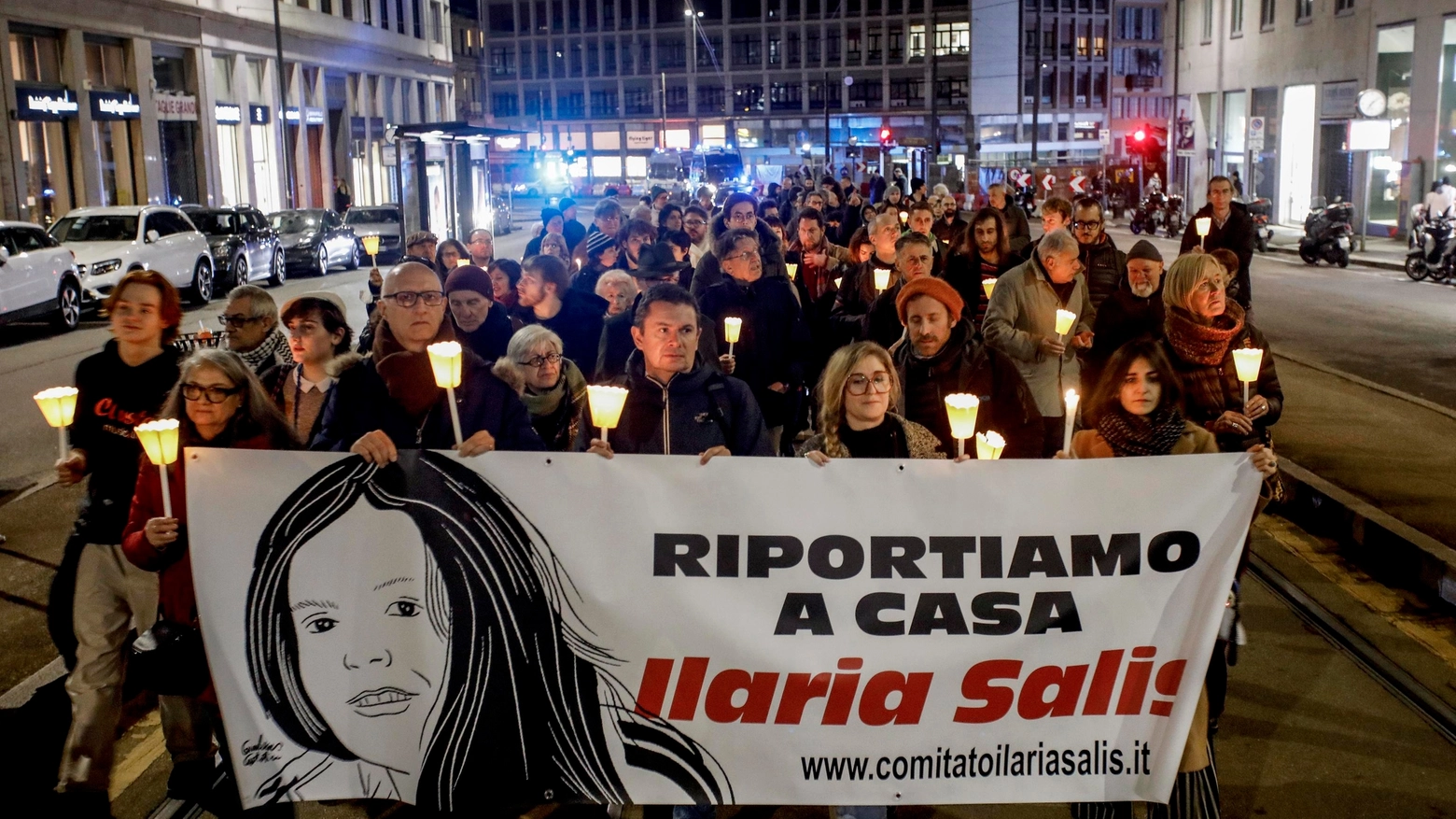 A supporto dell’insegnante di Monza, detenuta a Budapest, un corteo ha sfilato a Milano. Ma vicino all’ambasciata sono comparsi insulti alla donna e inni al fascismo