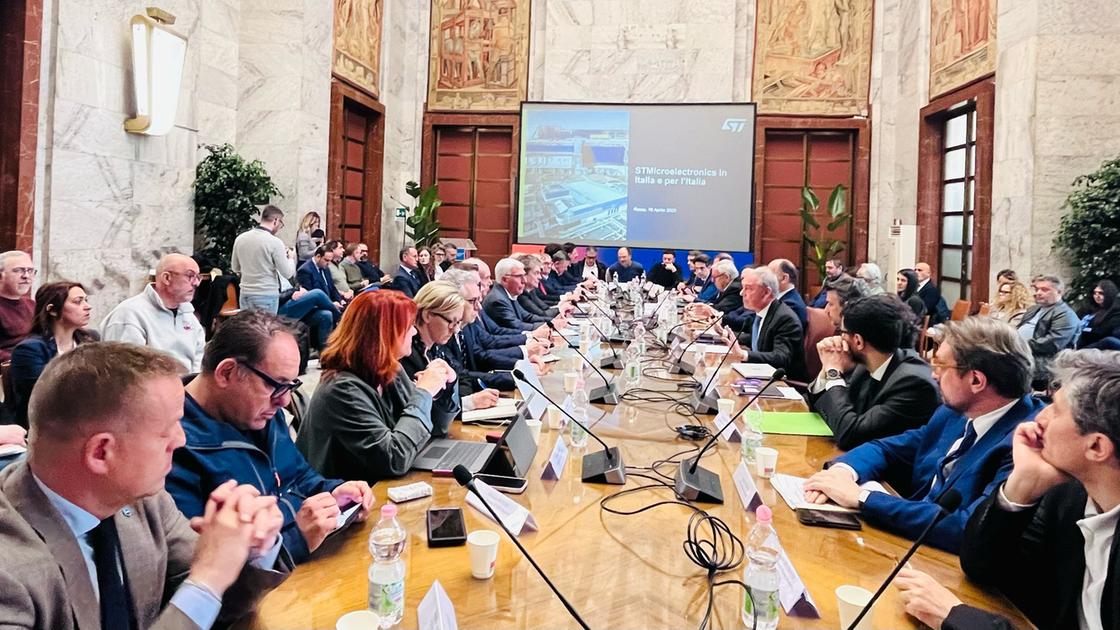 st di agrate vertice con regione e ministeri i posti in bilico salgono a 1800