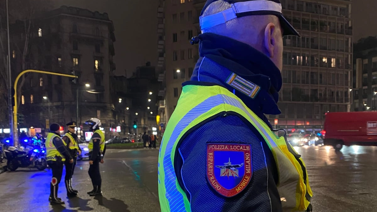Una pattuglia della Polizia locale in piazzale Loreto venerdì sera