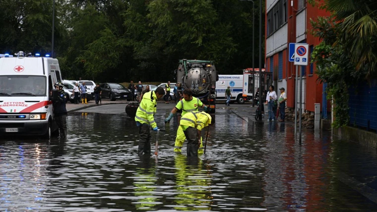 Tecnici MM al lavoro per liberare un tombino nel quartiere Ponte Lambro durante l’ondata di maltempo del 5 settembre scorso Tecnici MM al lavoro per liberare un tombino nel quartiere Ponte Lambro durante l’ondata di maltempo del 5 settembre scorso