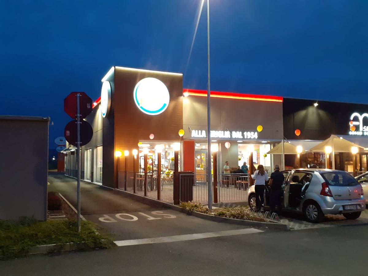 cislago giovani scatenati davanti al burger king danni urla e minacce