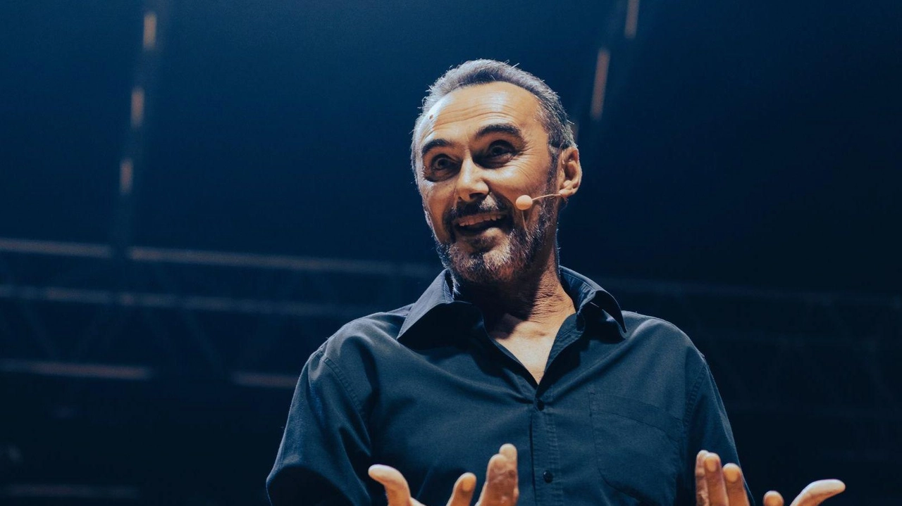 A Cesano Maderno lo spettacolo dell’artista diventato celebre con i suoi sketch a Zelig "Un po’ di ironia non dico che salvi la pelle, ma almeno la psiche sì. L’ho imparato su me stesso". A Cesano Maderno lo spettacolo dell’artista diventato celebre con i suoi sketch a Zelig "Un po’ di ironia non dico che salvi la pelle, ma almeno la psiche sì. L’ho imparato su me stesso".