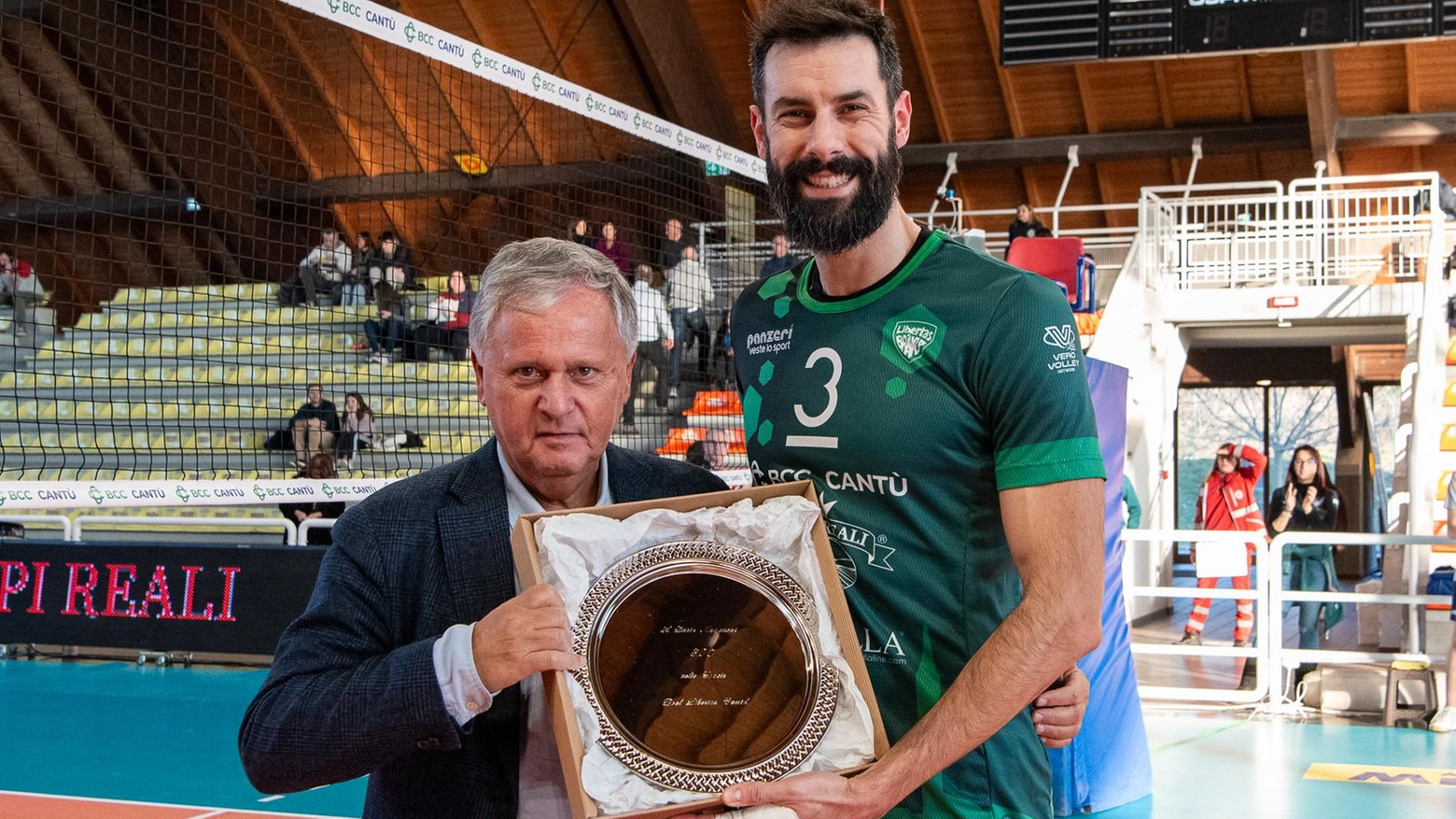 Il centrale Dario Monguzzi, simbolo della Pool Libertas Cantù, annuncia il suo ritiro dopo 19 anni di fedeltà alla maglia. Un addio emozionante per un giocatore che ha fatto la storia del volley italiano.