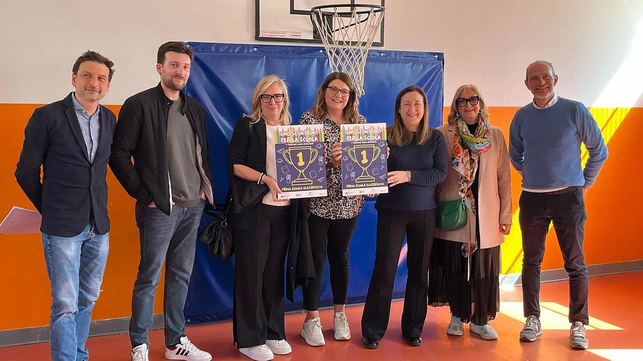 Oltre 17mila 200 scontrini rilasciati da 50 attività commerciali di Rho, portati in dodici scuole e trasformati in materiale didattico.... Oltre 17mila 200 scontrini rilasciati da 50 attività commerciali di Rho, portati in dodici scuole e trasformati in materiale didattico....