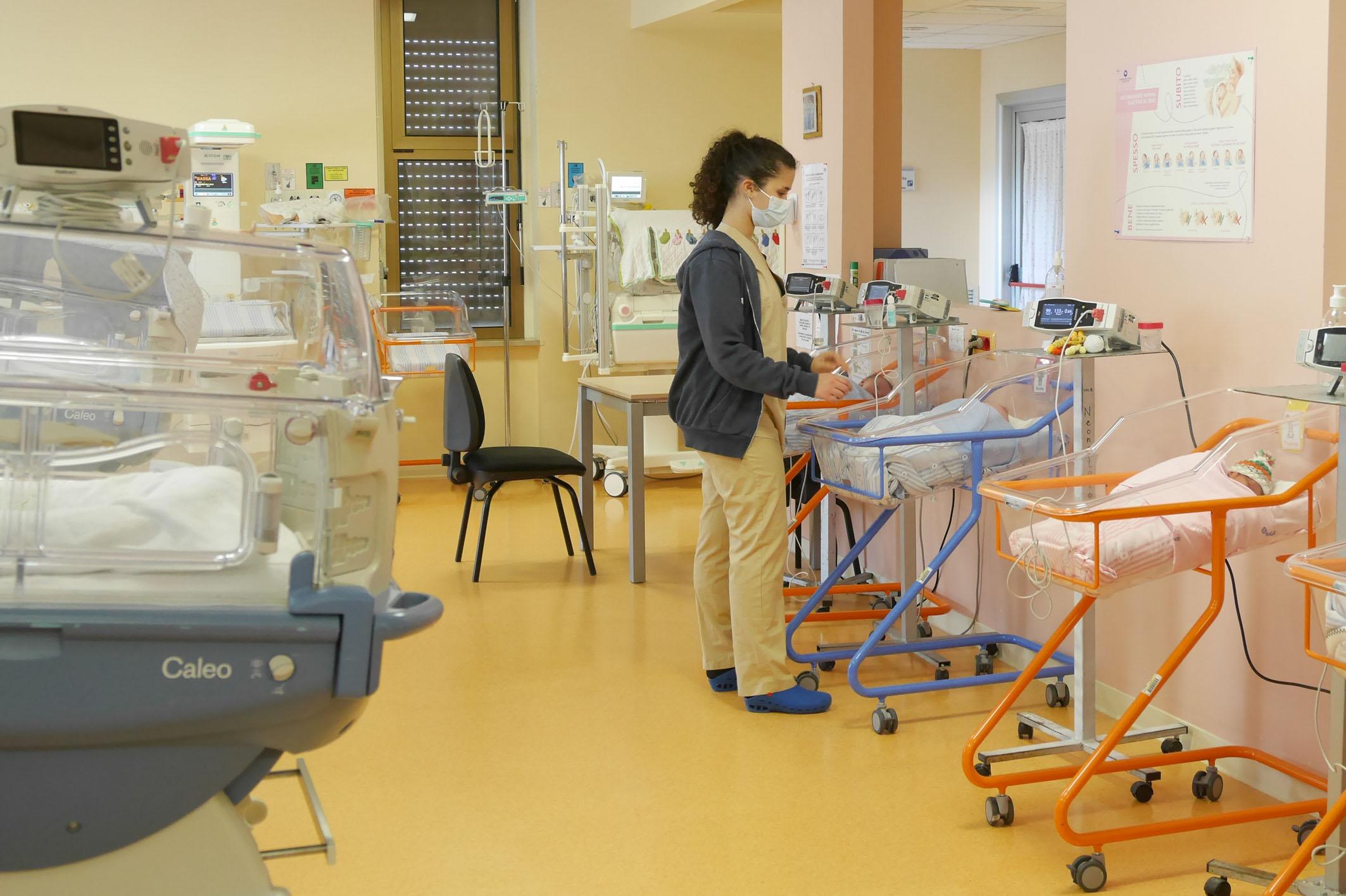 Mantova, le “diffide culla” dell’avvocata no vax Camilla Signorini agli ospedali: “Niente vaccini ai neonati, o vi denunciamo” Mantova, le “diffide culla” dell’avvocata no vax Camilla Signorini agli ospedali: “Niente vaccini ai neonati, o vi denunciamo”