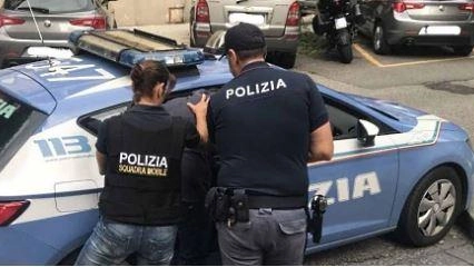 Il furto dell’Alfa Mito a Sesto San Giovanni la sera di martedì 22 aprile 2025, vicino al Parco Nord....