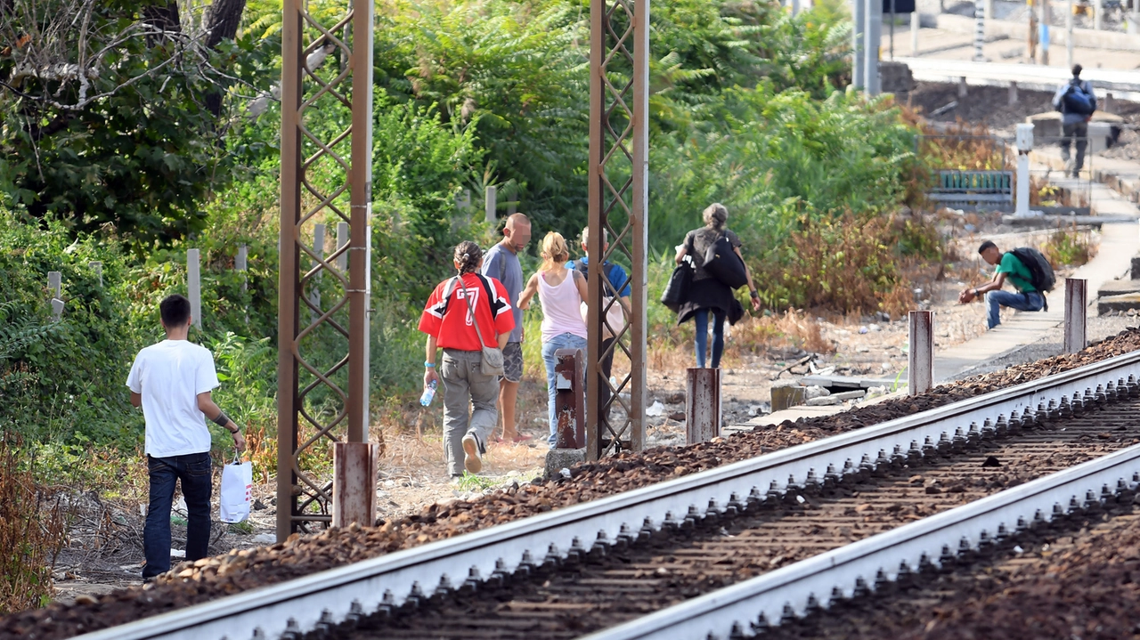 San Donato, investimento treno, rilievi lungo i binari (foto di archivio)