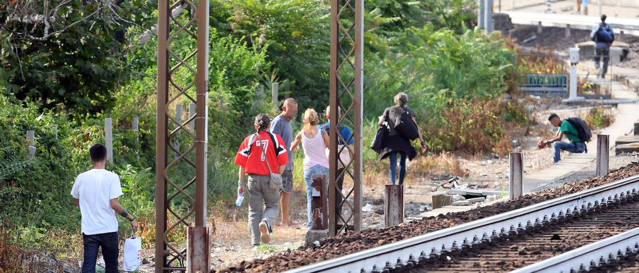 San Donato, dai finestrini i passeggeri di un treno avvistano un cadavere in un fossato: è un uomo di 72 anni