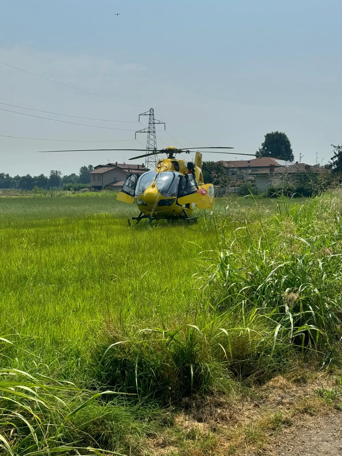 Lodi, ciclista investito e scaraventato sull’asfalto da un’auto: è in condizioni gravissime