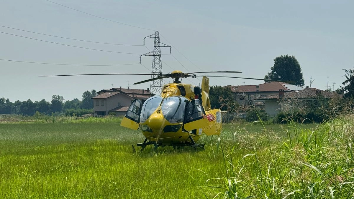 Il ciclista è stato trasportato in ospedale con l'elisoccorso