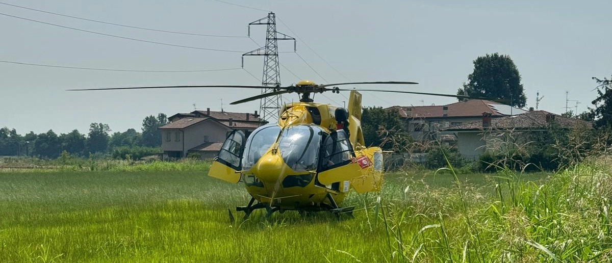 Lodi, ciclista investito e scaraventato sull’asfalto da un’auto: è in condizioni gravissime