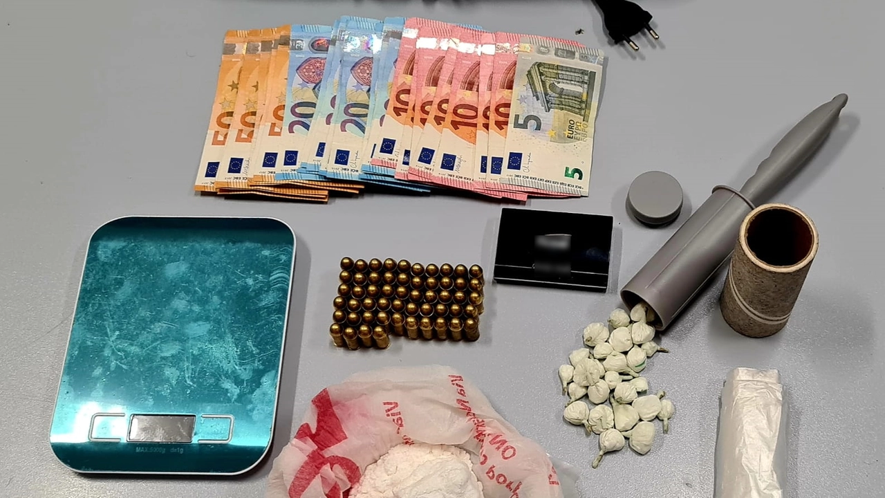 Milano, droga nascosta in una spazzola adesiva (Foto polizia) Milano, droga nascosta in una spazzola adesiva (Foto polizia)