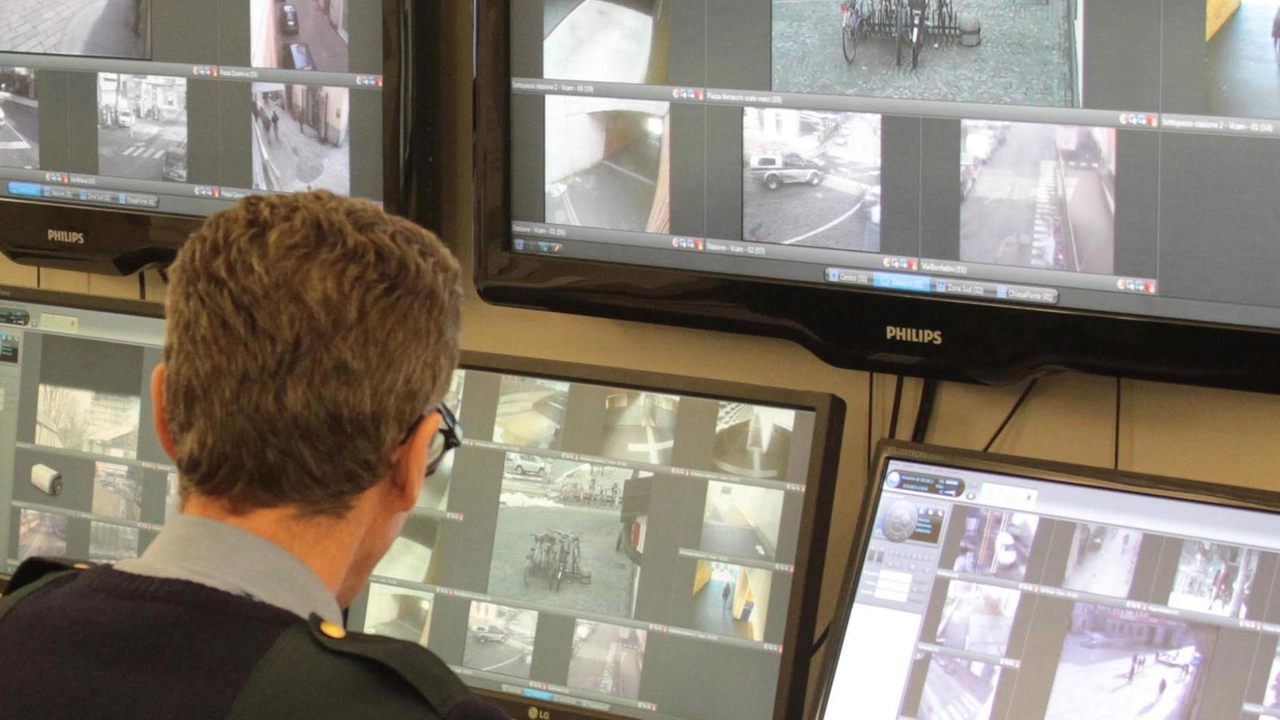 Sondrio, sono un maggiorenne e quattro minorenni. La Locale è risalita a loro grazie alle immagini delle telecamere. Sondrio, sono un maggiorenne e quattro minorenni. La Locale è risalita a loro grazie alle immagini delle telecamere.