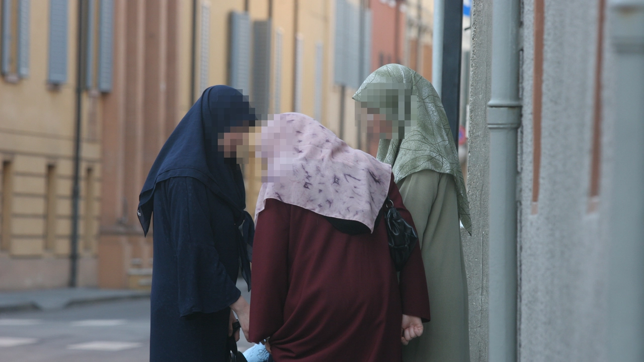 L'Islam impone alle donne di non uscire di casa col capo scoperto o con altre parti del corpo visibili