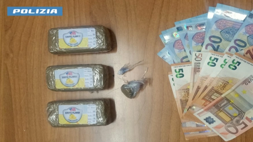 La droga e i soldi sequestrati dalla polizia La droga e i soldi sequestrati dalla polizia