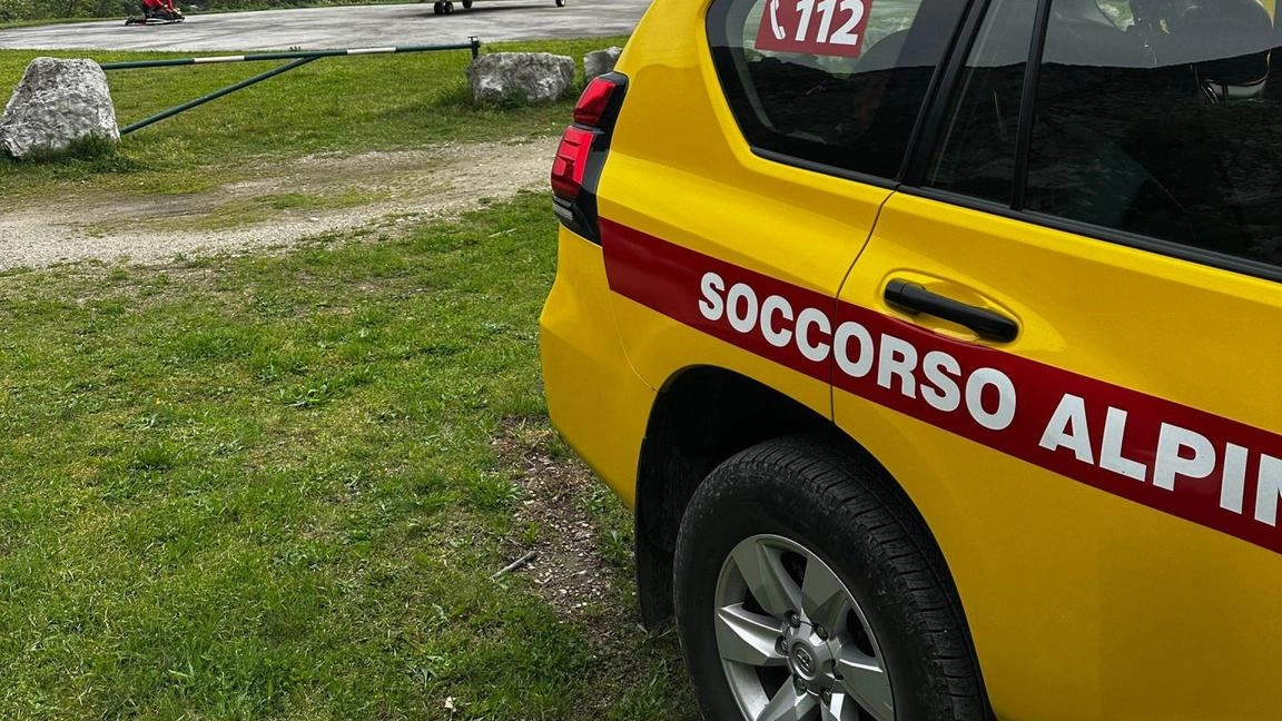 La squadra di terra del Soccorso alpino ha individuato il corpo della donna. Si trovava a 700 metri di quota, in una zona impervia all’interno del bosco.