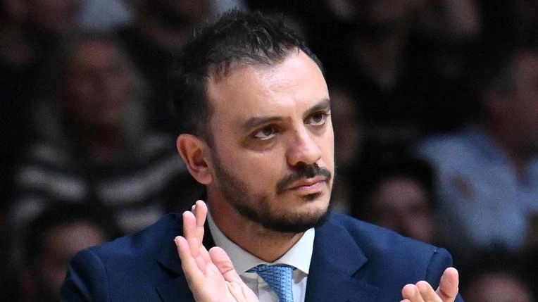 Cantù cerca una vittoria cruciale contro Avellino per assicurarsi il terzo posto e il vantaggio del fattore campo nei playoff.