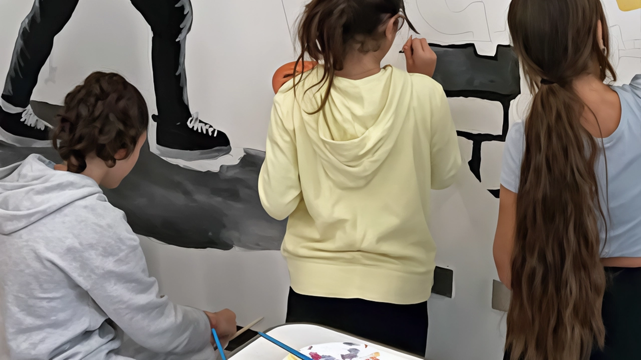 Sei studentesse della terza media a Noviglio realizzano un murale ad acrilico nell'aula "Leonardo da Vinci". L'opera invita a guardare oltre le apparenze, parte del progetto "Coloriamo la scuola" del Comitato genitori. Sei studentesse della terza media a Noviglio realizzano un murale ad acrilico nell'aula "Leonardo da Vinci". L'opera invita a guardare oltre le apparenze, parte del progetto "Coloriamo la scuola" del Comitato genitori.
