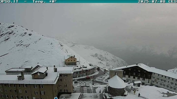 Pazzo meteo: neve al passo dello Stelvio dopo il caldo record. Imbiancate le montagne lombarde