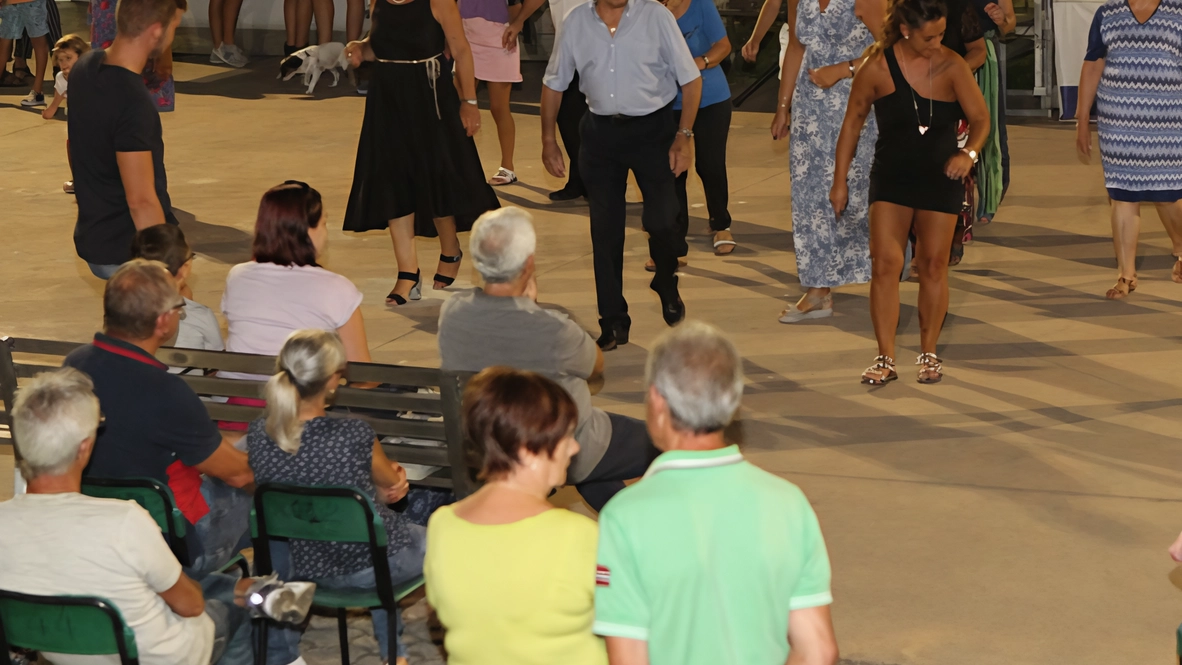 La quarantunesima edizione della Festa popolare di Olcella a Busto Garolfo si apre domani con musica, cucina e divertimenti tradizionali. Un evento atteso che richiama migliaia di visitatori, con serate dedicate alla musica italiana degli anni '70-'2000. Il ricavato sosterrà le opere della Parrocchia. La quarantunesima edizione della Festa popolare di Olcella a Busto Garolfo si apre domani con musica, cucina e divertimenti tradizionali. Un evento atteso che richiama migliaia di visitatori, con serate dedicate alla musica italiana degli anni '70-'2000. Il ricavato sosterrà le opere della Parrocchia.