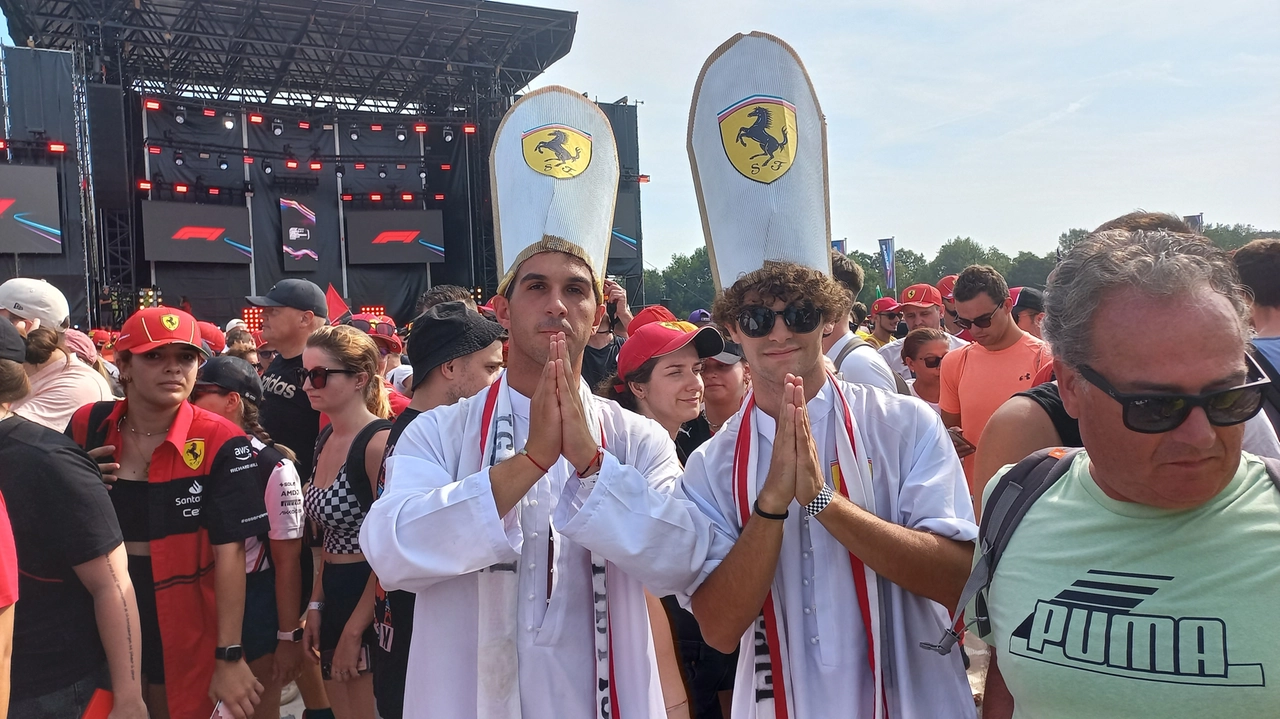 Due tifosi della Ferrari all'autodromo