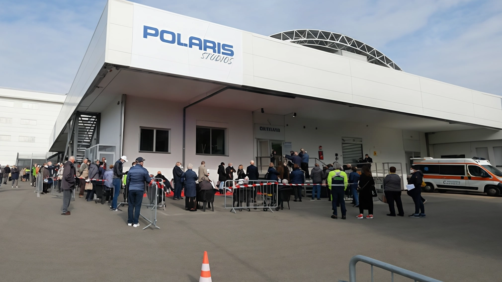 Dall’estorsione all’acquisizione indebita di esercizi pubblici, alla sbarra una decina di persone. Nel mirino le attività di sicurezza al Polaris di Carate: per ottenere il servizio avevano minacciato il direttore. Dall’estorsione all’acquisizione indebita di esercizi pubblici, alla sbarra una decina di persone. Nel mirino le attività di sicurezza al Polaris di Carate: per ottenere il servizio avevano minacciato il direttore.