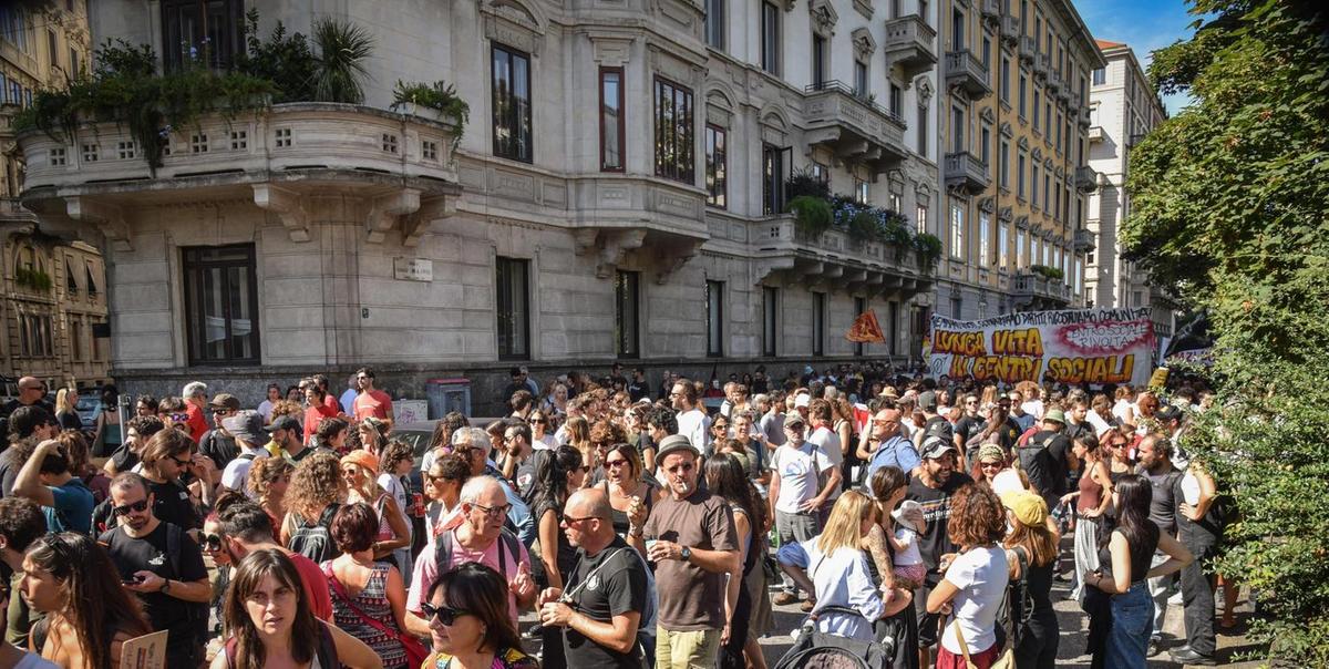 Leoncavallo, un corteo per 25mila. Uova e petardi contro gli agenti Leoncavallo, un corteo per 25mila. Uova e petardi contro gli agenti