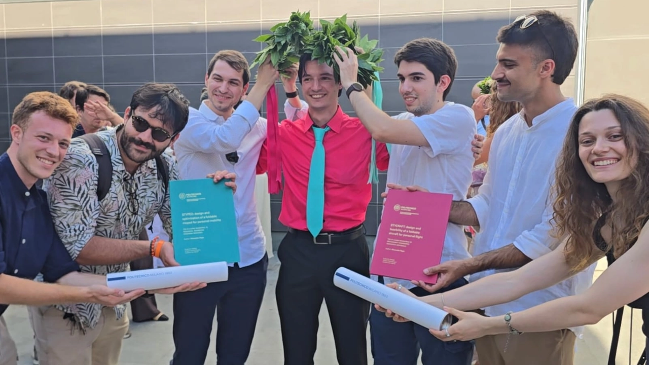 Alessandro Pippa è il primo a riuscire nell’impresa al Politecnico. Nella foto è festeggiato dagli amici con le sue due tesi Alessandro Pippa è il primo a riuscire nell’impresa al Politecnico. Nella foto è festeggiato dagli amici con le sue due tesi