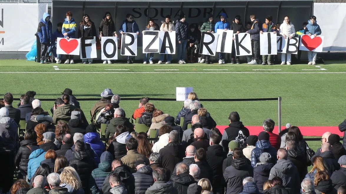 A Vimercate la commemorazione laica sui campi dove Mauri ha allenato le squadre dell’Ac Leon. In chiesa a Cavenago il funerale di Bellazzi e il cordoglio dei ciclisti ai quali si era aggregato da poco. A Vimercate la commemorazione laica sui campi dove Mauri ha allenato le squadre dell’Ac Leon. In chiesa a Cavenago il funerale di Bellazzi e il cordoglio dei ciclisti ai quali si era aggregato da poco.