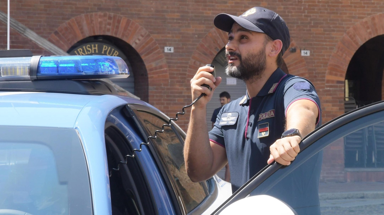 Gli agenti hanno bloccato l’uomo quando ha iniziato a controllare i citofoni e a individuare l’ingresso della pensionata